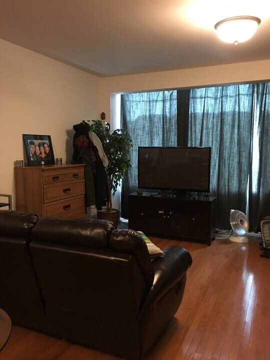 207 N 11th St in Philadelphia, PA - Building Photo