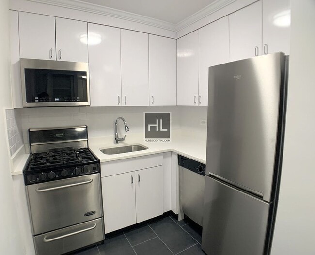 E 16 ST in New York, NY - Building Photo - Building Photo