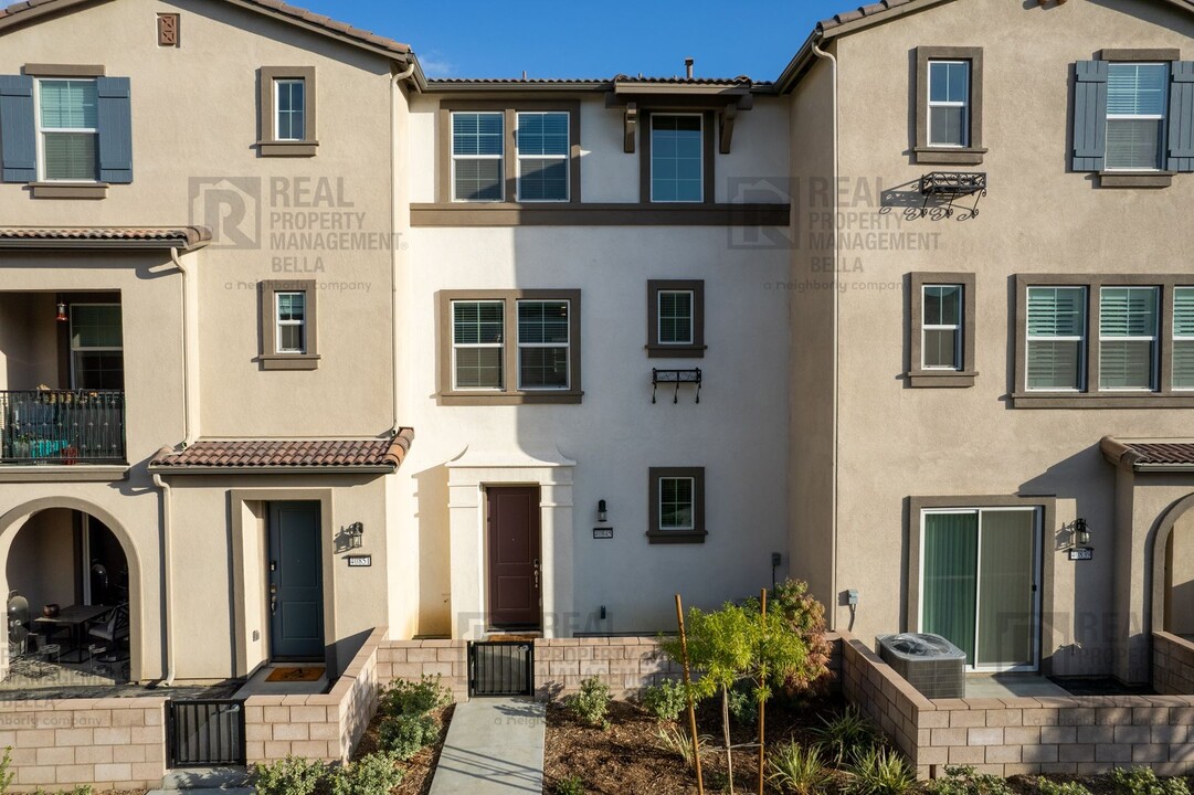 40845 Melrose Dr in Temecula, CA - Foto de edificio