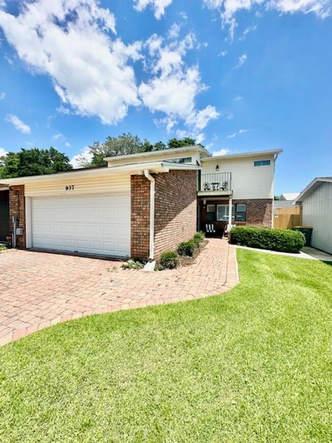 property at 937 Holbrook Cir