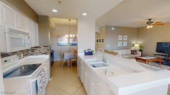 2730 Cypress Trace Cir in Naples, FL - Building Photo
