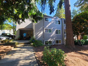 Twin Cedars Apartments in Seattle, WA - Building Photo - Building Photo