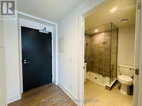 8 Cumberland St in Toronto, ON - Building Photo - Building Photo