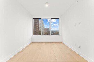 383 Grand St in New York, NY - Building Photo - Building Photo