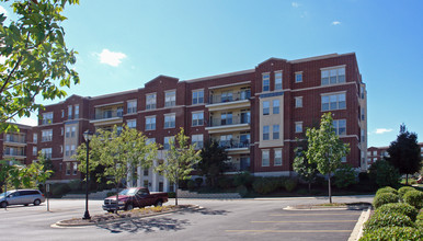 Astor Place in Wheeling, IL - Foto de edificio - Building Photo