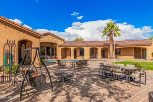 5339 E Royal Palm Rd in Paradise Valley, AZ - Foto de edificio - Building Photo