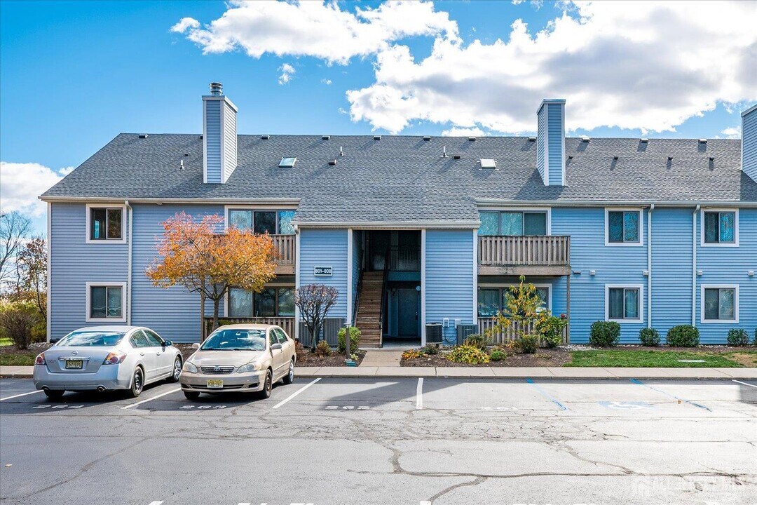 807 Aspen Dr in Plainsboro, NJ - Building Photo
