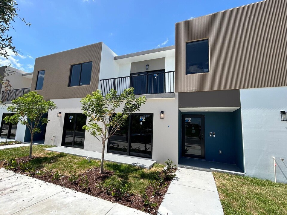 14569 SW 262nd St in Naranja, FL - Building Photo