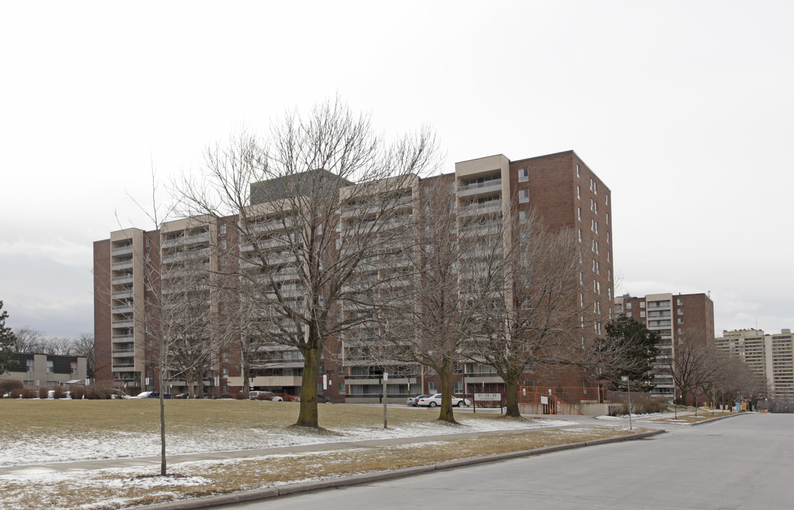 27-35 Four Winds Dr in Toronto, ON - Building Photo