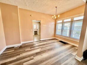 719 W Jefferson St in Bloomington, IL - Building Photo - Building Photo