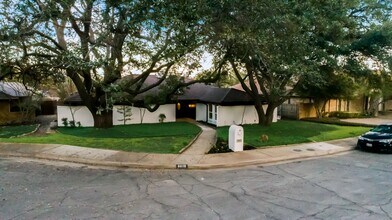 8810 Vista Oaks Cir in Dallas, TX - Building Photo - Building Photo