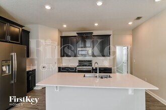 1320 Oak Crest St in Davenport, FL - Foto de edificio - Building Photo