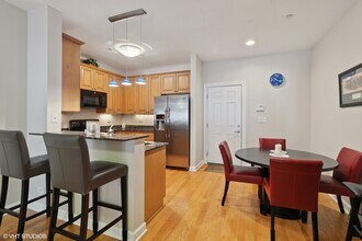 404 Callie Ct in Morton Grove, IL - Building Photo - Building Photo