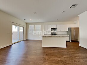 6122 W Haleh Ave in Las Vegas, NV - Building Photo - Building Photo