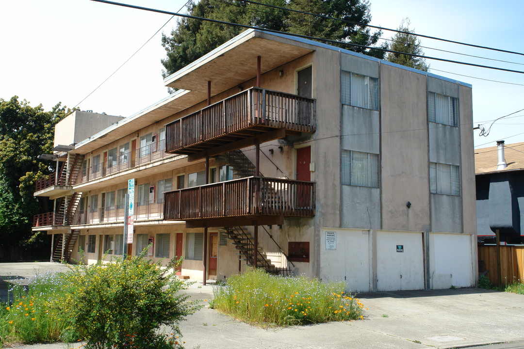 2416 Roosevelt Ave in Berkeley, CA - Foto de edificio