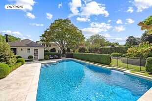 55 Rogers Ave in Southampton, NY - Building Photo