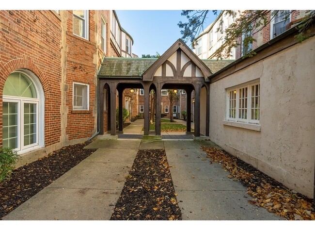 918 Green Bay Rd in Winnetka, IL - Building Photo - Building Photo