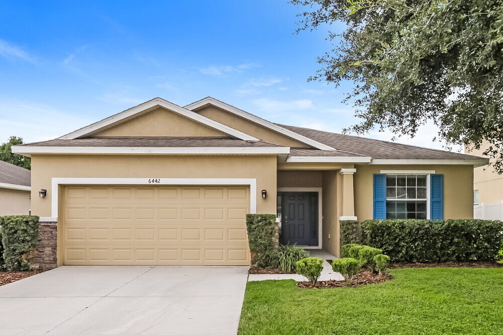 6442 Twin Bridges Dr in Zephyrhills, FL - Building Photo