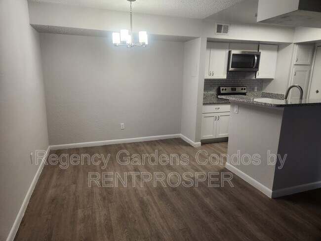 5587 Devonbriar Way in Orlando, FL - Foto de edificio - Building Photo