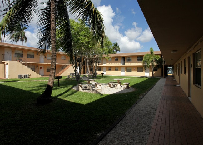 Airport Gardens in Miami, FL - Foto de edificio - Building Photo