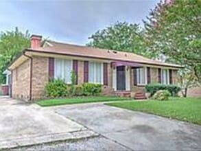 1303 Kingsport Rd in Greensboro, NC - Foto de edificio - Building Photo