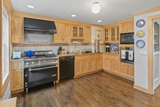 87 Piping Rock Rd in Glen Head, NY - Building Photo - Building Photo