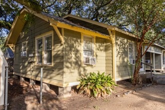 104 S Beauregard St in Alvin, TX - Building Photo - Building Photo