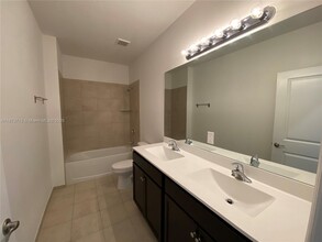2424 SE 3rd St in Homestead, FL - Building Photo - Building Photo