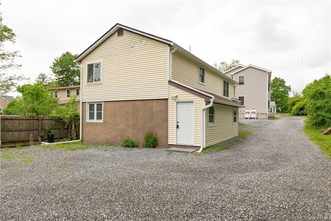 80 W Dorsey Ln in Hyde Park, NY - Building Photo - Building Photo