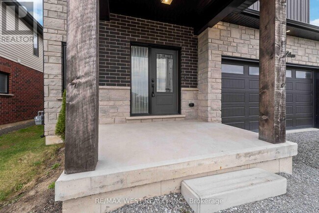 210 S Pelham Rd in Welland, ON - Building Photo - Building Photo