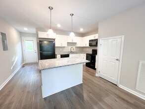 2073 N Ford St in Clarksville, TN - Foto de edificio - Building Photo