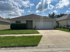 133 Stewart Lake Loop in Groveland, FL - Building Photo