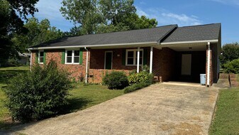 220 Wilkins Ave in Etowah, TN - Building Photo