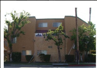 5708 Tujunga Ave in North Hollywood, CA - Foto de edificio - Building Photo