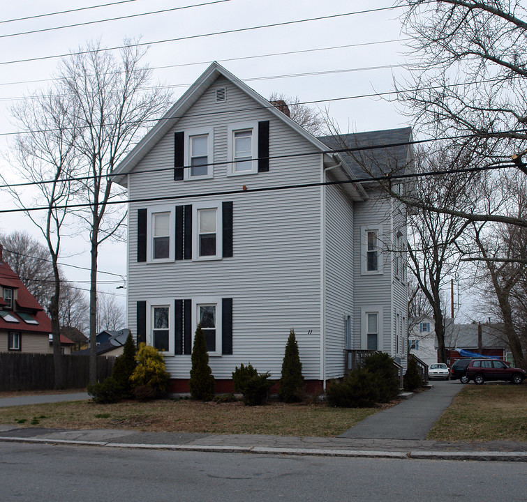 11 Maple St in Taunton, MA - Building Photo