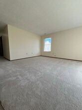 3930 Deer Lake Way in Columbus, OH - Foto de edificio - Building Photo