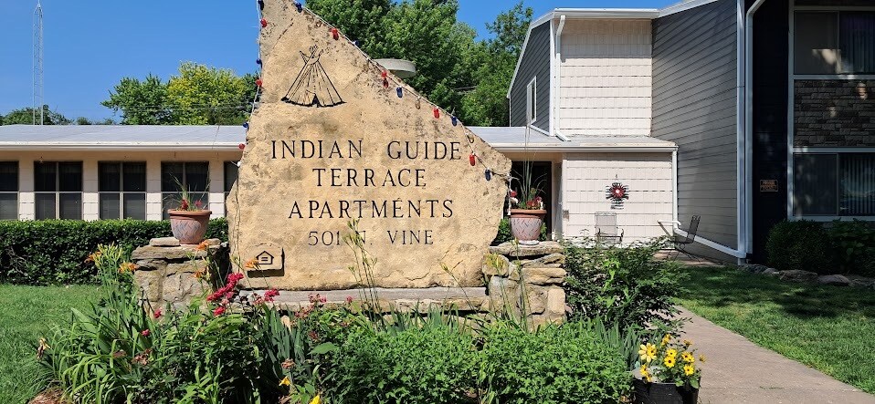 Indian Guide Terrace in Peabody, KS - Foto de edificio