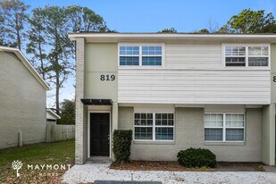 819 Von Kolnitz Rd in Mount Pleasant, SC - Building Photo