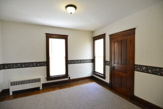 123 E Columbus St, Unit Downstairs in Princeton, IL - Building Photo - Building Photo