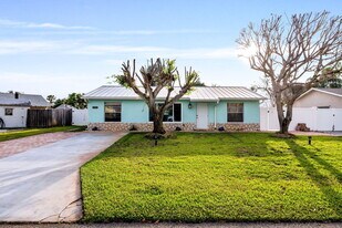 8675 SW Keathley Ct in Hobe Sound, FL - Building Photo