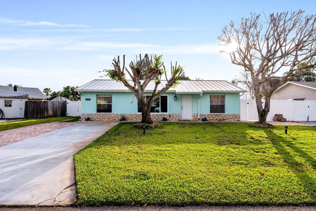 8675 SW Keathley Ct in Hobe Sound, FL - Building Photo