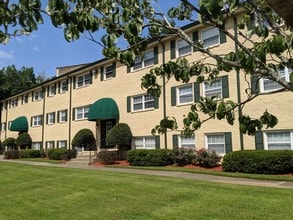 Dodson Courtyard in East Point, GA - Foto de edificio - Building Photo