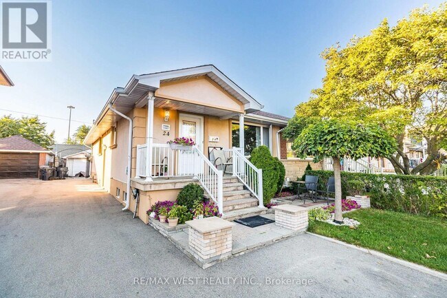 24 Clarion Rd in Toronto, ON - Building Photo - Building Photo