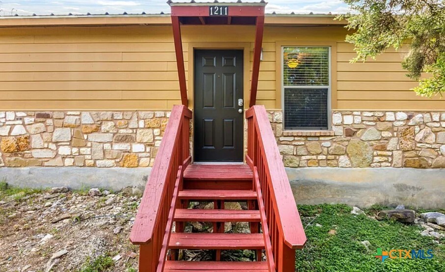 1211 Sorrel Creek Dr-Unit -1211 in Canyon Lake, TX - Foto de edificio