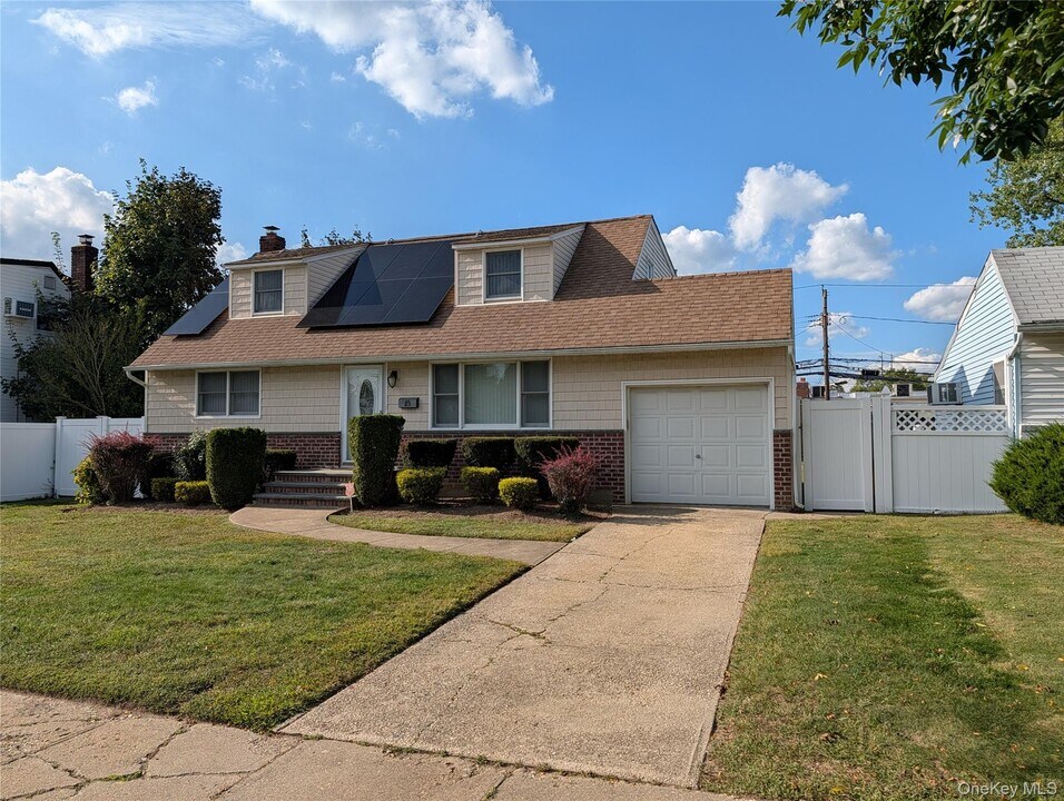 23 Colonial Dr in South Farmingdale, NY - Foto de edificio
