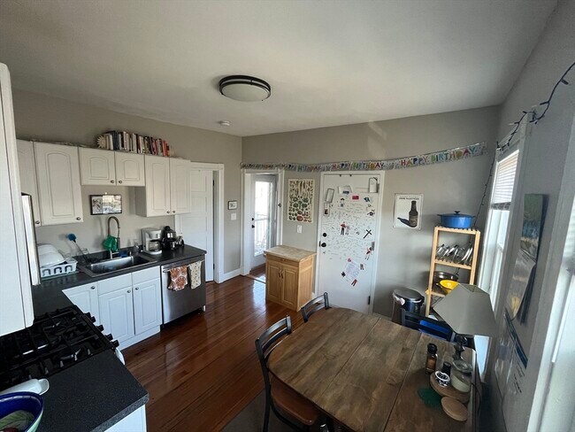 83 Beacon St, Unit 2 in Somerville, MA - Building Photo - Building Photo