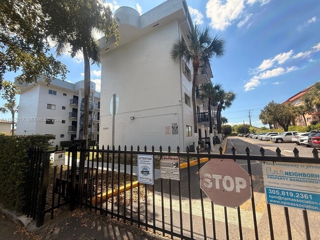 5300 W 21st Ct in Hialeah, FL - Foto de edificio - Building Photo