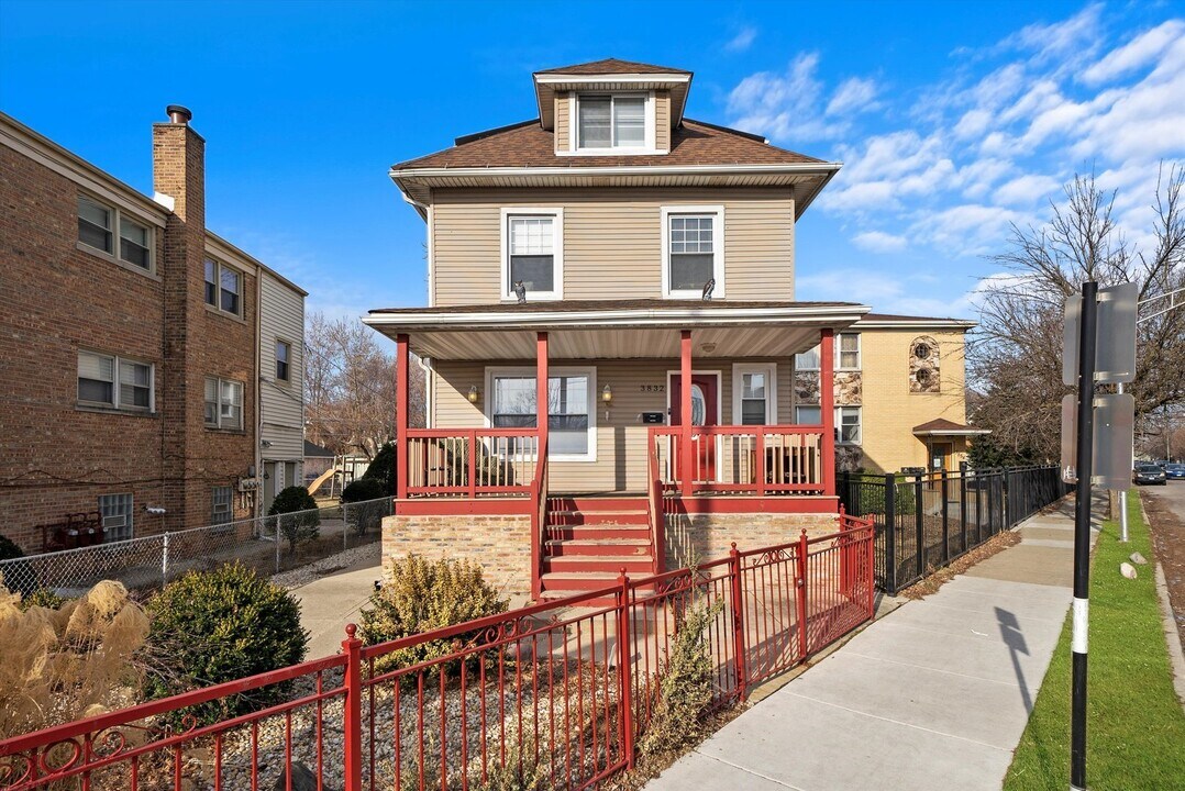 3832 N Pulaski Rd in Chicago, IL - Building Photo