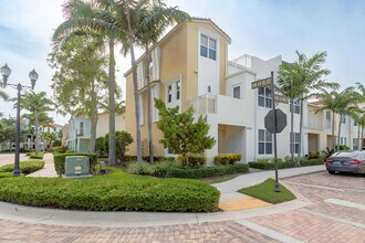 4920 NW 15th Ave in Boca Raton, FL - Foto de edificio - Building Photo