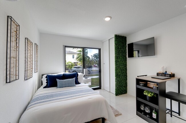 1112 NW 2nd St, Unit Studio in Homestead, FL - Building Photo - Building Photo